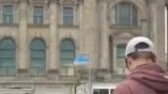 В Берлине неизвестные водрузили на крышу рейхстага Знамя Поб...