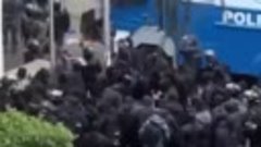 Грузинский спецназ задерживает протестующих у здания парламе...