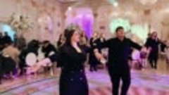 Экстравагантная шикарная дама танцует на свадьбе: Удивительн...