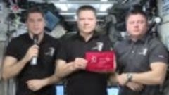 Российские космонавты поздравили соотечественников с Днем По...