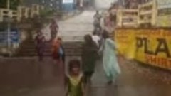 В Индии из-за проливных дождей водопад затопил целый район в...