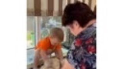 Бабушка передаёт внучке умение заделывать тесто
