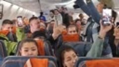 На борту рейса Якутск-Москва пассажиры спели в честь Дня Поб...