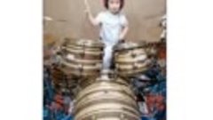 Девочка играет на барабанах