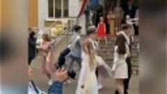 Танец на выпускном Вальсируют выпускники с первоклашками. 😍...