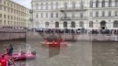 Пассажирский автобус упал в реку в Санкт-Петербурге