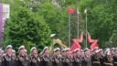 Участники Парада в Новороссийске поют Гимн России.
