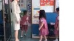 Дети в китайской школе выбирают приветствие с учителем