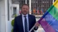 Флаг ЛГБТ* и Украины установил глава МИД Эстонии на здании м...