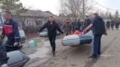 В Оренбургской области полицейские патрулируют подтопленную ...