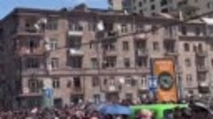 Протестующие в Ереване требуют отставки премьера Никола Паши...