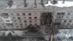 Вид на частично разрушенную пятиэтажку в городе Печора респу...