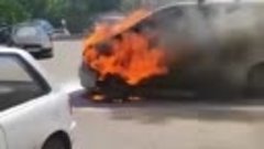 В Красноярске на улице Калинина сгорела машина
