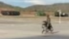 Китайский боец патрулирует базу с собакой-роботом