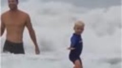 Отец учит сына серфингу