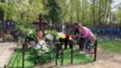 Сын и друзья на могиле кутюрье Вячеслава Зайцева в годовщину...