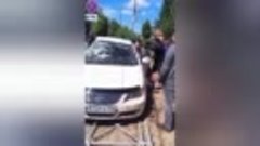 Очевидцы в Волжском помогли водителю выбраться из разбитого ...