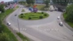 Момент ДТП с пассажирским автобусом в Новокузнецке попал на ...