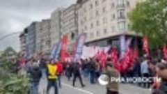 Первомайские демонстрации проходят в Стамбуле..mp4