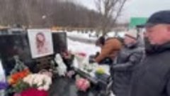 Дочка и родители Юлии Началовой на могиле певицы в день памя...