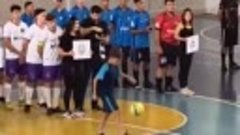 Подросток жонглирует футбольным мячом