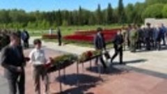 На Пискаревском кладбище в Петербурге возложили цветы к мону...