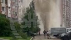 Мощный гейзер бьёт в московском районе Марьино