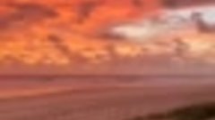 Яркий красочный закат над океанским побережьем Австралии.