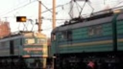 Прибытие ЭР1-208 на станцию и электровозы ВЛ8М по Кривому Ро...