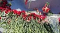 Люди несут цветы 9 мая в Брестскую крепость