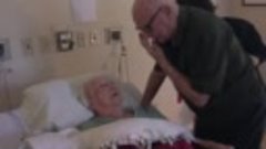 92-летний мужчина поёт для своей умирающей жены.Я плакала
