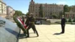 Владимир Путин возложил венок к монументу Победы на площади ...