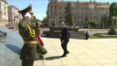 Путин в Минске возложил цветы к монументу Победы