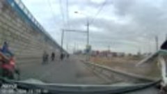Сотни подростков едут по улицам Читы 