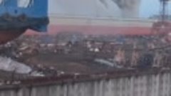 В сети публикуют кары с горящим теплоходом в Архангельске