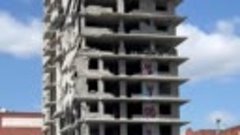 В Челябинске снесли недостроенную многоэтажку