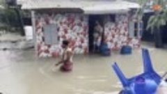 Сотни тысяч человек эвакуировали в Бангладеш из-за бушующего...