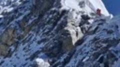 Москвич поднял над Эверестом триколор с изображением Владими...