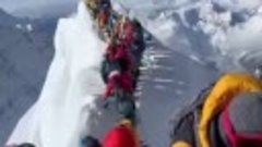 На Эвересте несколько человек сорвались в пропасть из-за оче...