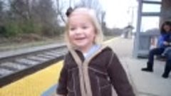 Реакция маленькой девочки на прибывающий поезд - mnogabukaff...