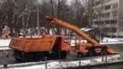 Московские коммунальщики чистят снег, которого нет