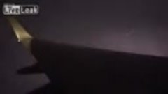 Пассажир снял на видео молнию из окна самолета