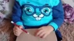 сын рисует милого мишку