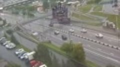 В Красноярске на Копыловском мосту мужчина кидался под проез...