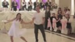 Во время свадьбы отец решил прервать танец дочери)