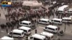 Cop21׃ des manifestants encagoulés défient la police place d...