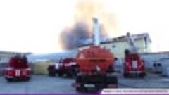 Пожарные более 5 часов тушили гигантский пожар на промзоне в...