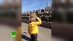 солдаты отдают честь ребенку на параде