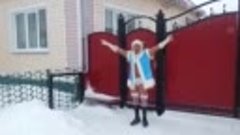 Снегур из Новосиба продолжает веселиться и праздновать Новый...