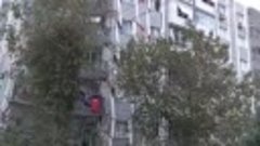 Обрушение жилого дома в Измире сразу после землетрясения.
